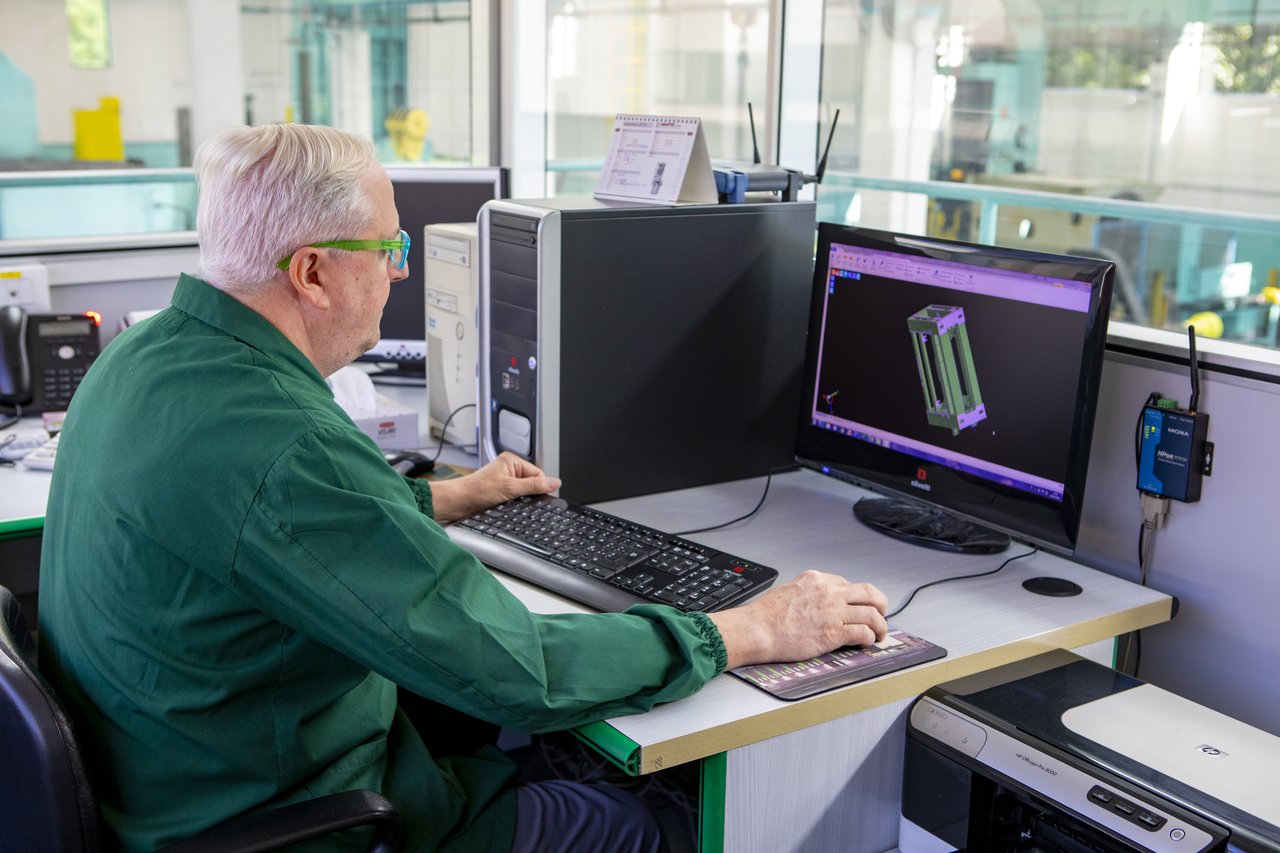 Operatore Officine Mara alla postazione di programmazione CAD/CAM