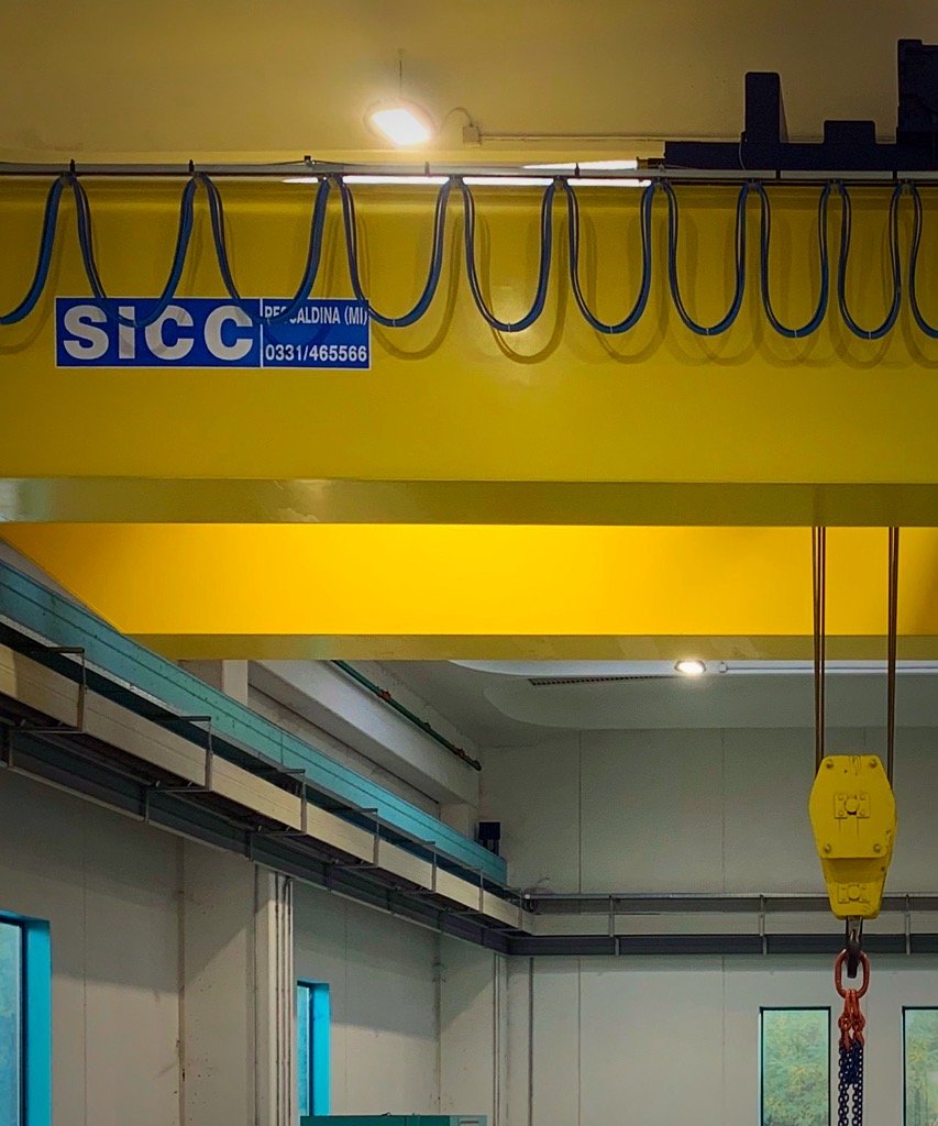 Carro ponte SICC giallo con cavi di alimentazione