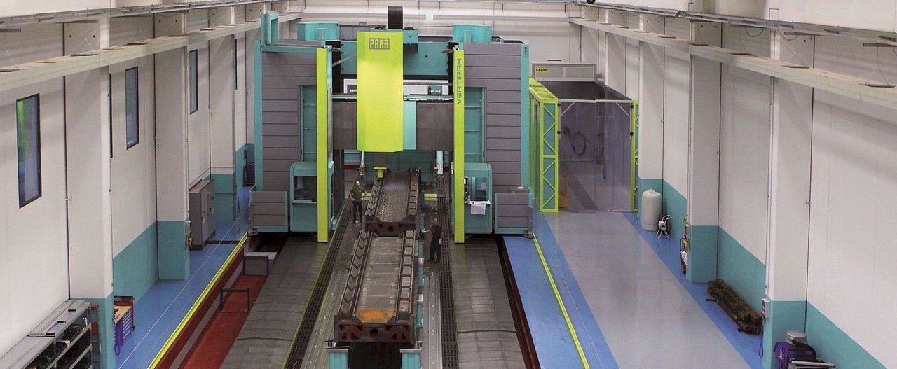 Sala di produzione con centro di lavoro PAMA Vertiram