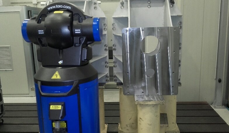 Laser tracker FARO durante una misura su un componente