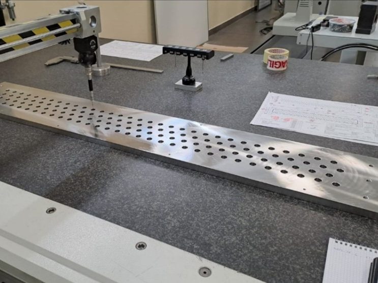 Tastatore CMM su una piastra forata di grande lunghezza