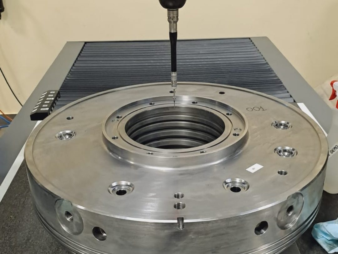 Tastatore della CMM in appoggio su una flangia