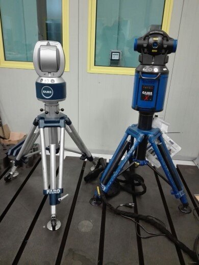 Due laser tracker FARO su treppiede