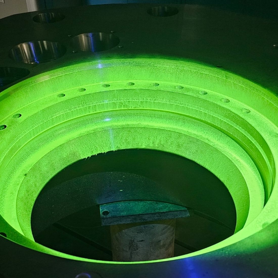Sede lavorata illuminata in verde dai penetranti fluorescenti sotto luce UV